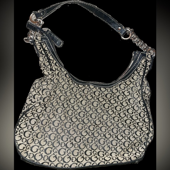❣️selling❣️Vintage Y2K GUESS purse slightly used but still such a slay